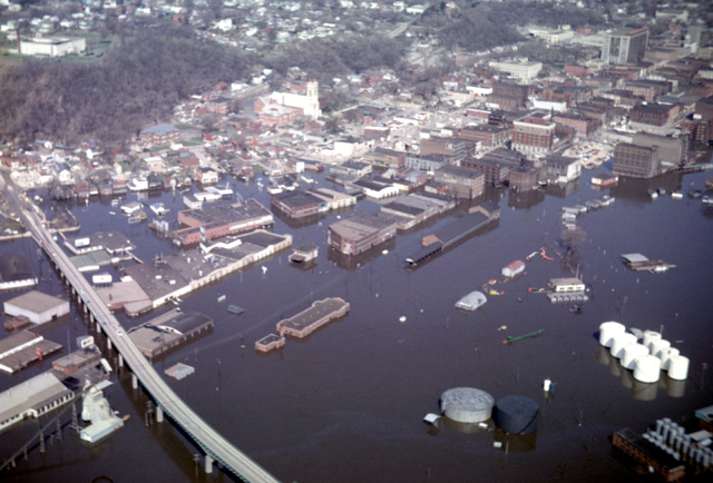085-37: Mississippi River flood at Dubuque, IA (27Apr65)