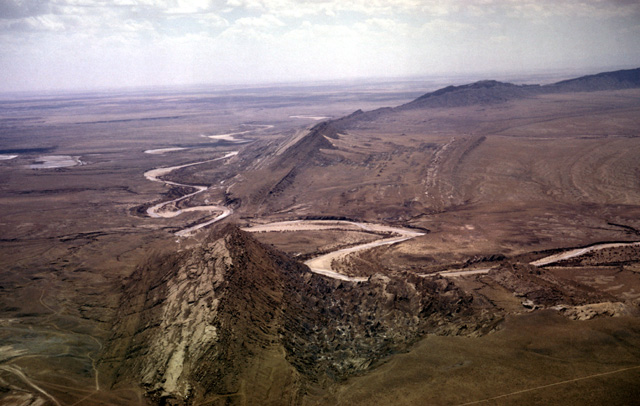  cuts Hogback Mountain (a monocline) 20 miles west of Farmington, NM.